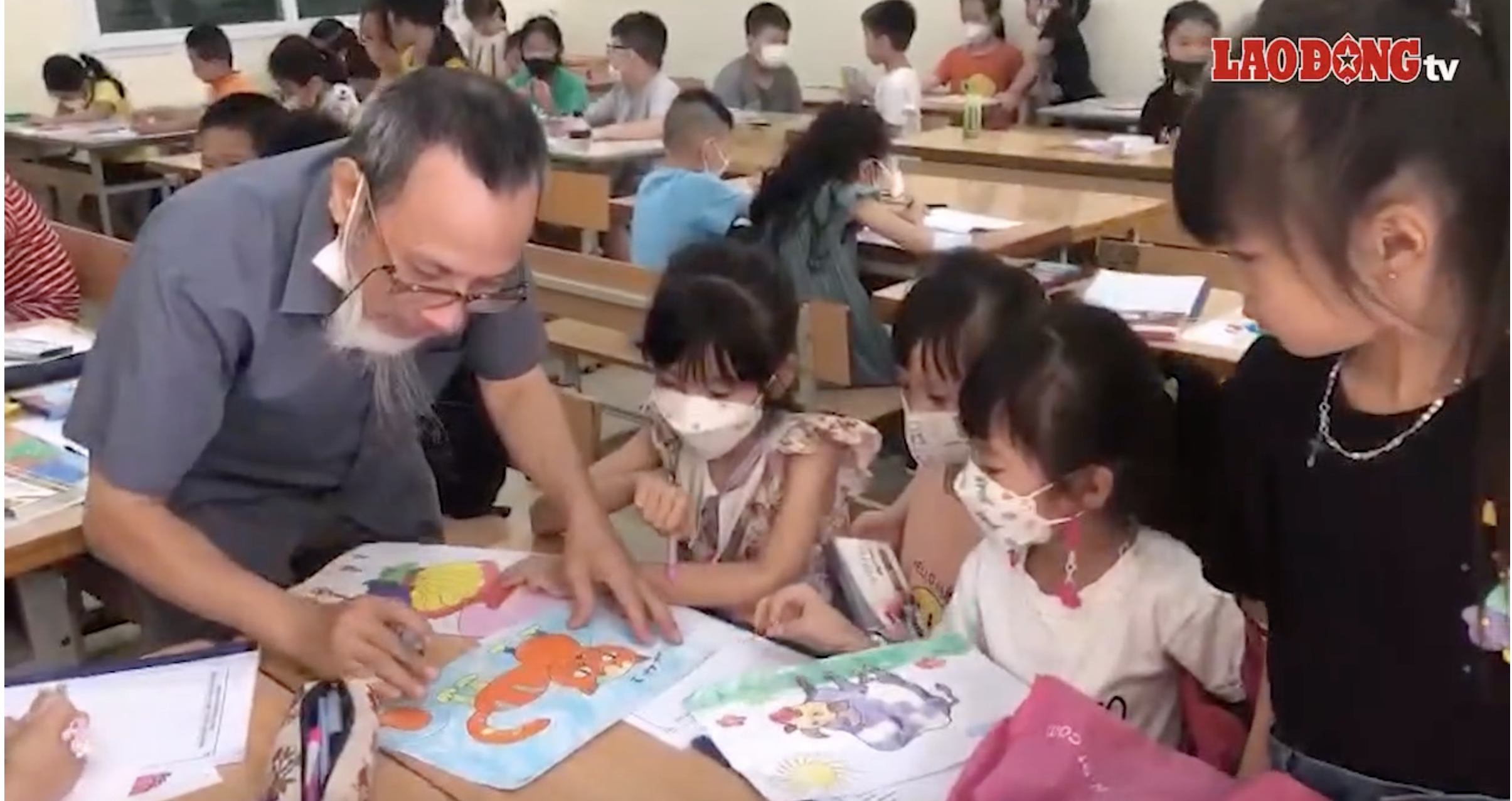 Lớp học vẽ miễn phí thu hút nhiều em nhỏ tham gia. Tại đây các em được hướng dẫn vẽ những bức tranh yêu thích của mình.