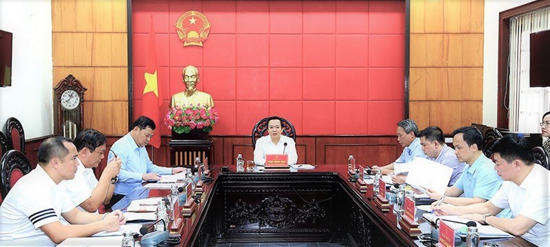 Lãnh đạo tỉnh Ninh Bình tiếp xúc, xem xét một số đề nghị của doanh nghiệp trên địa bàn tỉnh. Ảnh: NT
