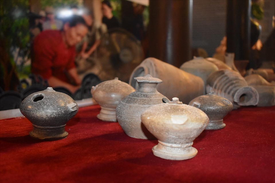 Những hiện vật gốm trục vớt từ các dòng sông Huế trưng bày tại triển lãm. Ảnh: Phan Thanh Hải