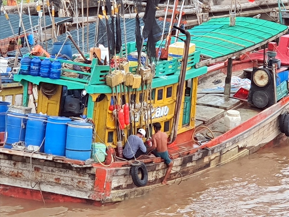 Tàu cá tại Bạc Liêu neo đậu chờ giá dầu hạ nhiệt. Ảnh: Nhật Hồ