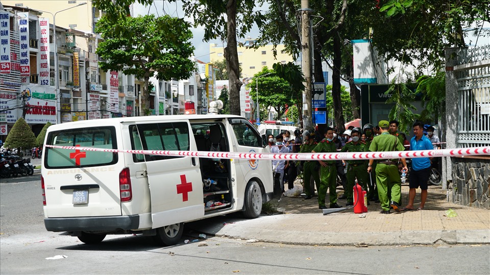 Nam trung niên nghi “ngáo đá” lái ôtô cấp cứu mà trắng mang biển số 65E - 0831 tông vào ô tô cảnh sát và chốt bảo vệ bệnh viện.