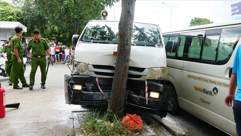 Sau cú tông vào cây, chiếc xe bị hư hỏng nặng phần đầu, không thể di chuyển bình thường.