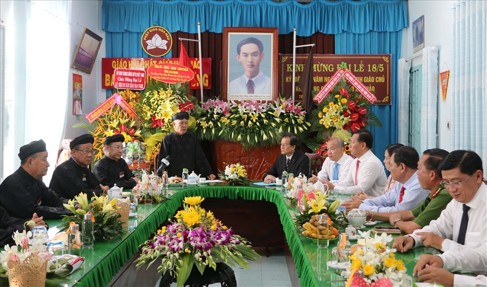 Ông Nguyễn Tấn Đạt, Trưởng Ban Trị sự Trung ương Giáo hội Phật giáo Hòa Hảo, phát biểu tại buổi chúc mừng.