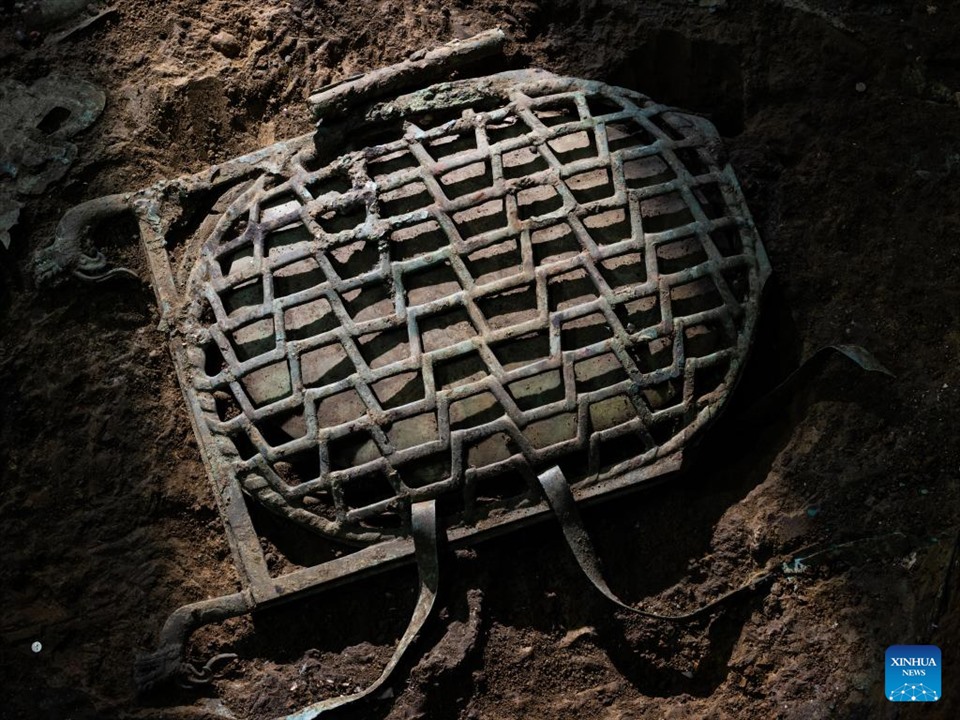 Hộp bằng đồng chứa đồ bằng ngọc khai quật từ hố hiến tế số 7 tại di chỉ Tam Tinh Đôi ở Trung Quốc. Ảnh: Tân Hoa Xã