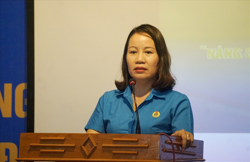 Bà Trịnh Thị Hoa - Phó Chủ tịch thường trực LĐLĐ tỉnh Thanh Hóa phát biểu tại hội thảo. Ảnh: Q.D