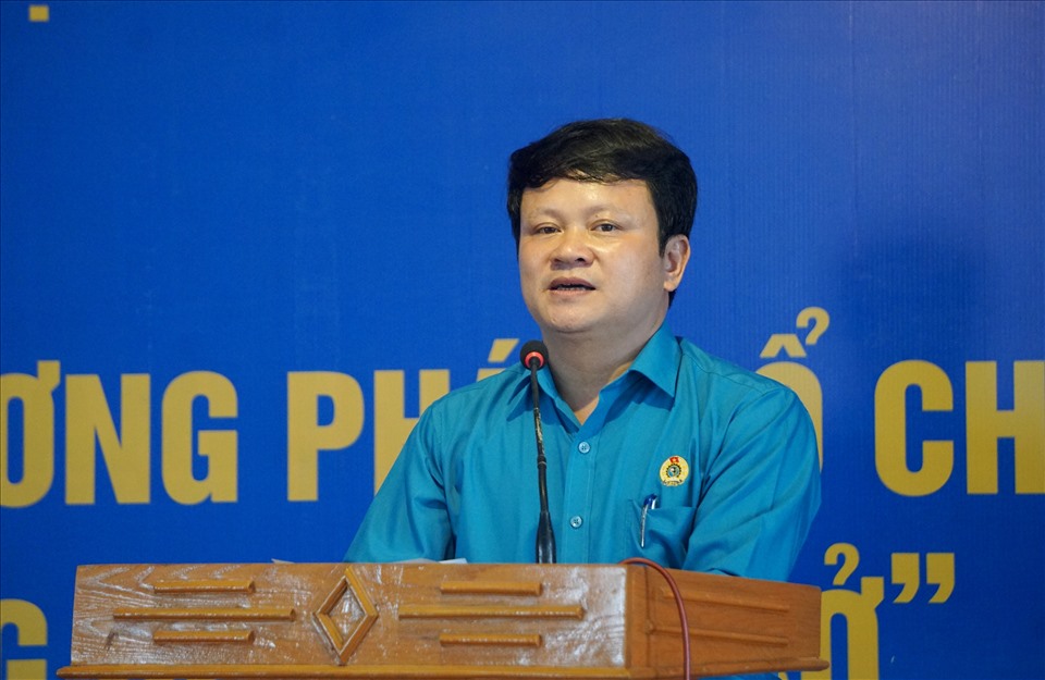 Ông Ngô Thế Anh - Chủ tịch Công đoàn Khu Kinh tế Nghi Sơn và các khu công nghiệp tỉnh Thanh Hóa phát biểu tại hội thảo. Ảnh: Q.D