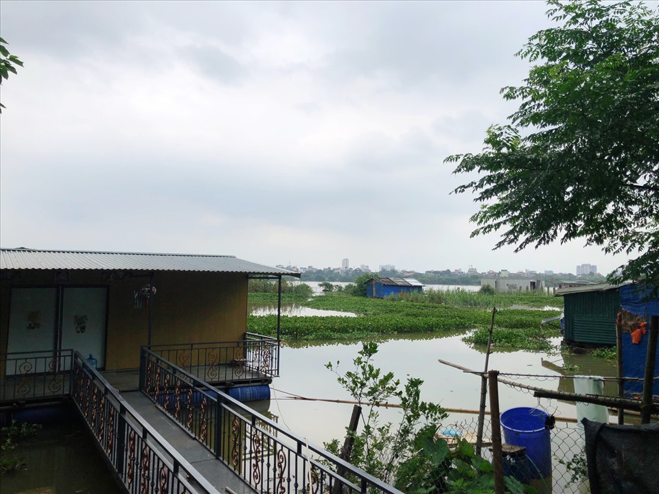 Nước lên khiến nhà bè của các gia đình sinh sống ở khu vực bãi giữa sông Hồng liên tục phải di chuyển đến vị trí cao hơn. Ảnh: Nguyễn Thúy.