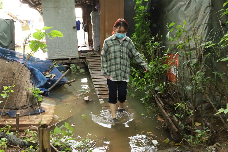 Nước dâng cao khiến cuộc sống, sinh hoạt của người dân vùng ven sông bị ảnh hưởng lớn. Ảnh: Nguyễn Thúy.