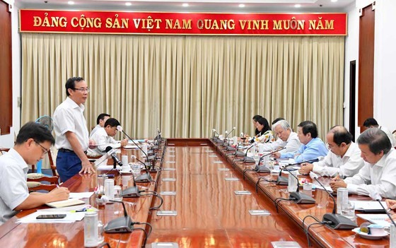 Bí thư Thành ủy TPHCM Nguyễn Văn Nên họp khẩn với ngành y tế sau khi số cá mắc sốt xuất huyết tăng cao.  Ảnh: Việt Dũng