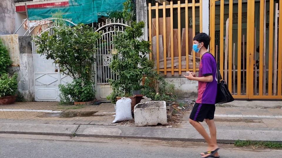 Trịnh Phú Quí rong ruỗi nhiều tuyến đường để bán vé số phụ giúp gia đình