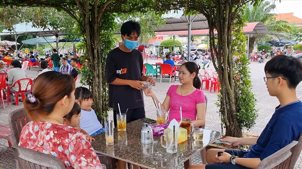 Nguyễn Đăng Khoa tính tiền cho khách tại Hồ Sen quán