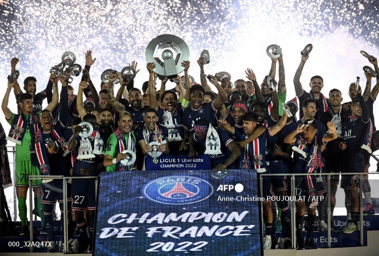 PSG vô địch Ligue 2021-22, sau một mùa giải chỉ giành ngôi Á quân.  Ảnh: AFP