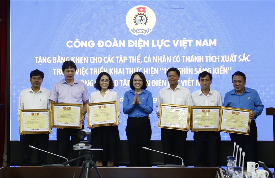 Đại diện lãnh đạo Tập đoàn Điện lực Việt Nam trao tặng bằng khen cho tập thể, cá nhân có thành tích xuất sắc trong thực hiện chương trình “10 nghìn sáng kiến“. Ảnh: Đắc Cường