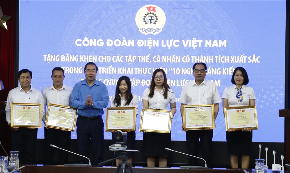 Đại diện Công đoàn Điện lực Việt Nam trao tặng bằng khen cho tập thể, cá nhân có thành tích xuất sắc trong thực hiện chương trình “10 nghìn sáng kiến“. Ảnh: Đắc Cường