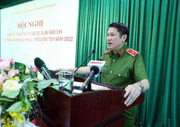 Cục trưởng C04 - thiếu tướng Nguyễn Văn Viện cung cấp thông tin kết quả đấu tranh, triệt phá các chuyên án ma tuý. Ảnh: V.D