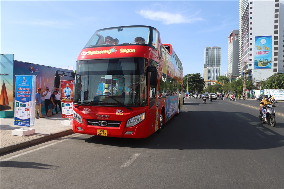 Xe buýt hai tầng có 55 chỗ ngồi, chở người dân và du khách miễn phí qua các điểm di tích, danh thắng nổi tiếng dọc cung đường biển Nha Trang.