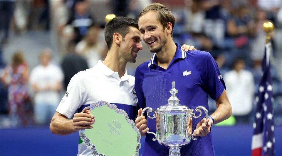 Medvedev được phép bảo vệ danh hiệu tại Mỹ nhưng Novak Djokovic không được phép nhập cảnh vì chưa tiêm vaccine. Ảnh: US Open