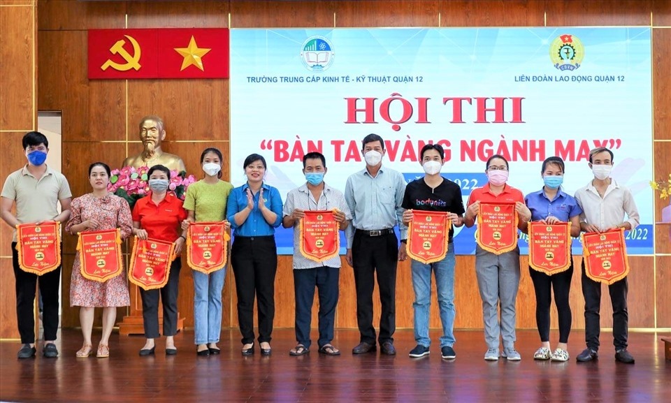 Các công nhân lao động đoạt giải cao trong Hội thi “Bàn tay vàng ngành may” năm 2022. Ảnh: Anh Vũ