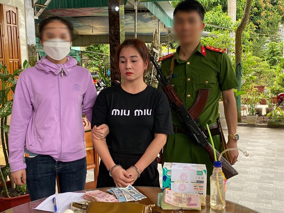 Đối tượng Nguyễn Thị Châu bị công an bắt giữ. Ảnh: MK