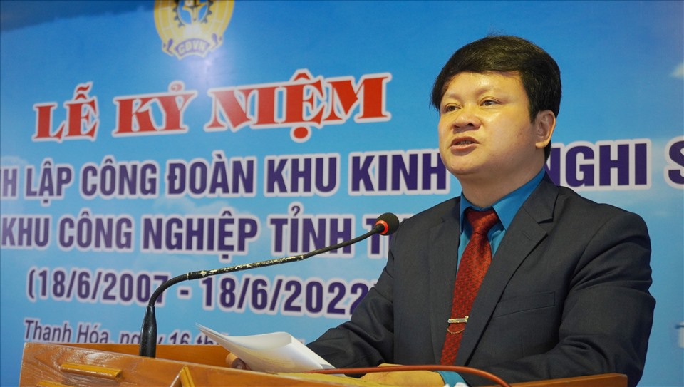 Ông Ngô Thế Anh - Chủ tịch Công đoàn Khu kinh tế Nghi Sơn và các Khu công nghiệp tỉnh Thanh Hóa phát biểu tại Lễ kỷ niệm. Ảnh: Q.D