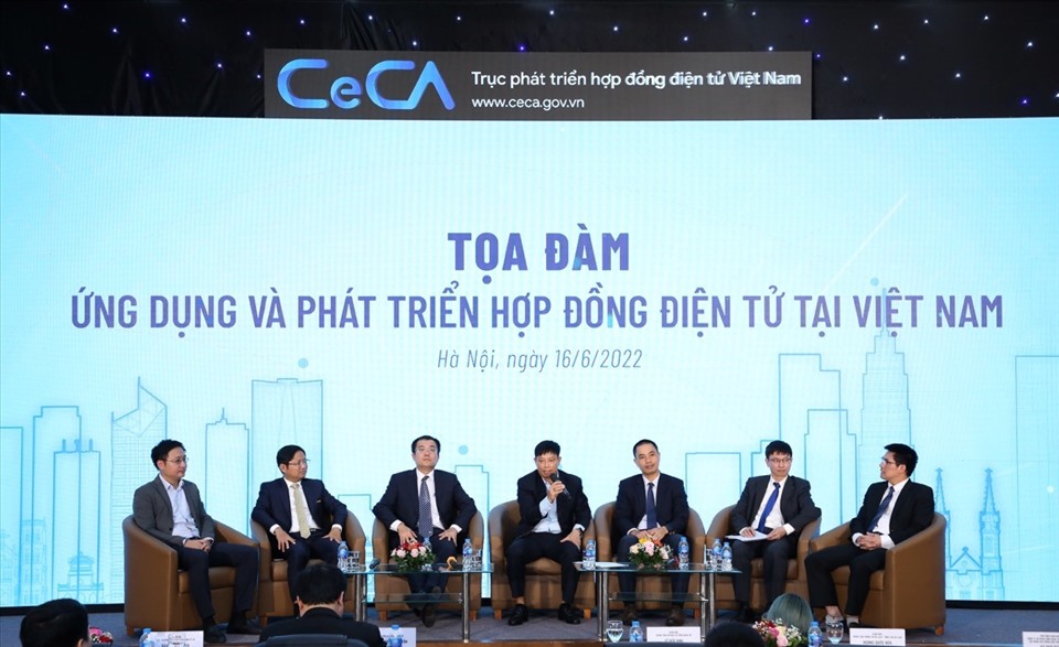 Các diễn giả tham dự Tọa đàm “Ứng dụng và Phát triển hợp đồng điện tử tại Việt Nam”
