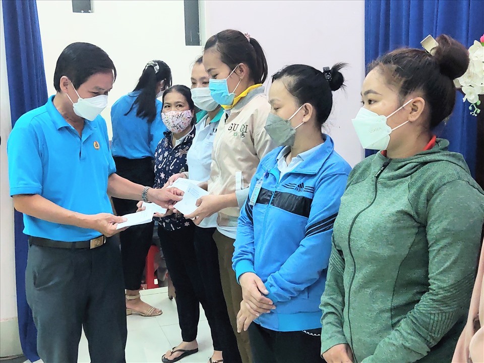 Lãnh đạo Liên đoàn Lao động tỉnh Tây Ninh trao tặng quà cho các đoàn viên, công nhân lao động có hoàn cảnh khó khăn trong Tháng Công nhân 2022. Ảnh: Q.Tiến