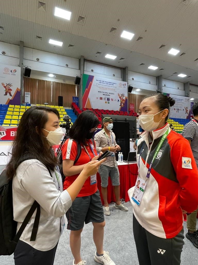Kimberly Kwek (trái) rất ấn tượng với không khí SEA Games 31 tại Việt Nam.  Ảnh: NVCC