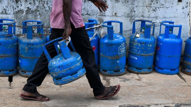 Xếp hàng mua gas ở Sri Lanka. Ảnh: AFP