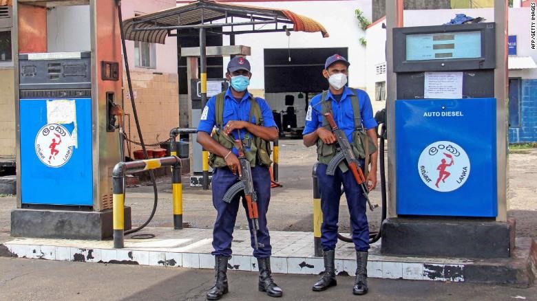 Canh gác tại một trạm xăng ở thủ đô Colombo ngày 12.6.2022. Ảnh: AFP
