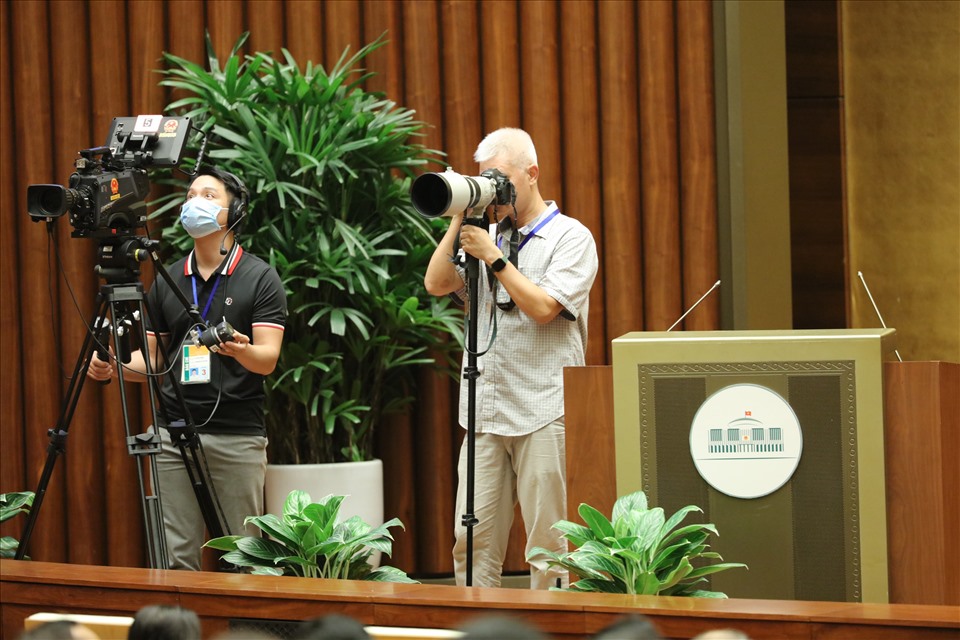 Phóng viên Quang Vinh (bên phải ảnh), báo Đại Đoàn Kết tác nghiệp cùng đồng nghiệp truyền hình Quốc hội tại kỳ họp thứ 3, Quốc hội XV.