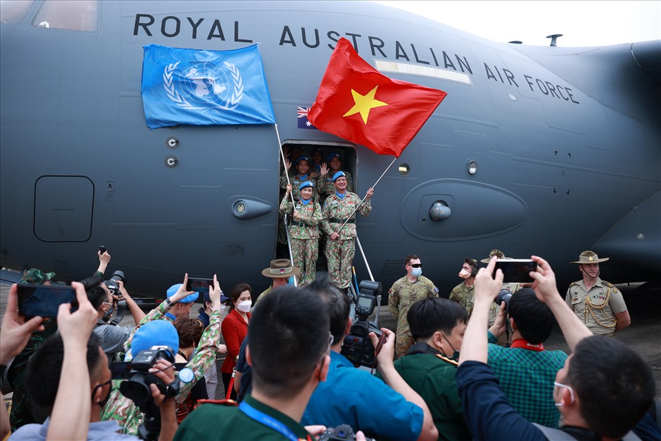 Lễ xuất quân của quân tình nguyện Việt Nam gìn giữ hoà bình Liên Hợp Quốc HQ được tổ chức trang trọng tại sân bay Nội Bài.