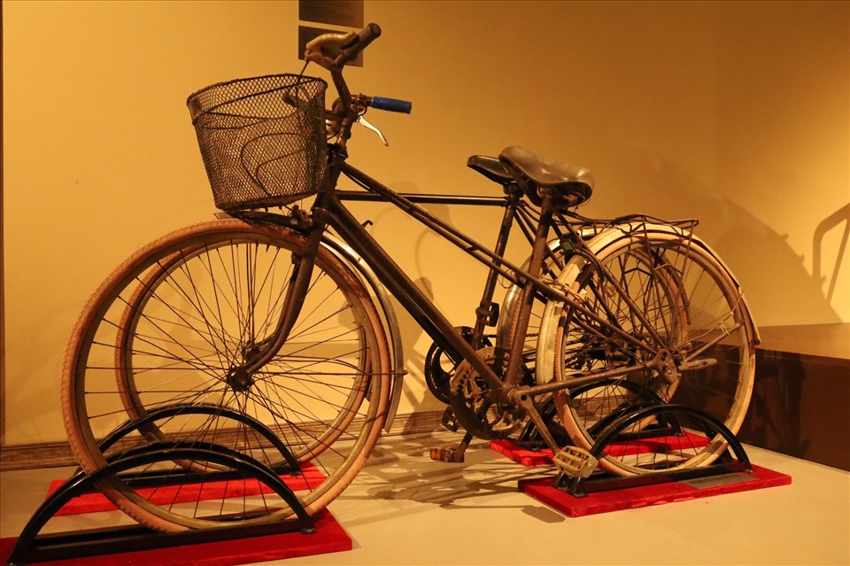 Xe đạp Thống nhất nữ của nhà báo, liệt sĩ Đặng Loan, báo Miền Tây Nghệ An. Phương tiện đi lại và làm báo từ năm 1960-1965. Ngoài ra, còn có xe đạp Thống nhất nam của nhà báo Văn Hiền, báo Nghệ An được đặt bên cạnh.  Ảnh: Nguyễn Thuý