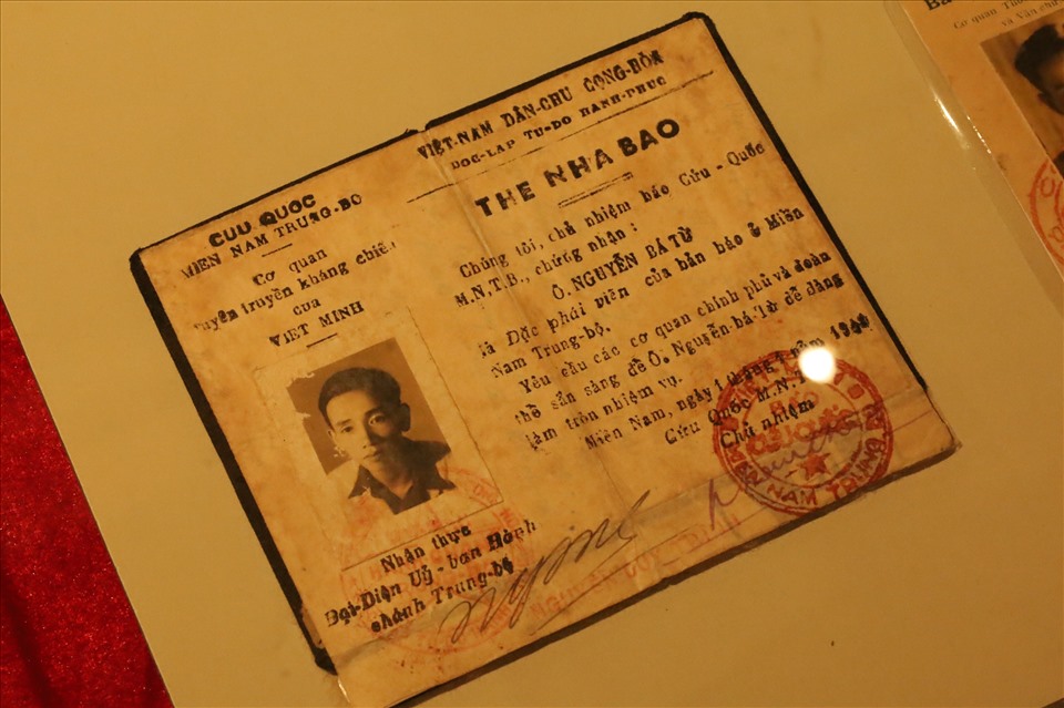 Thẻ nhà báo của một số nhà báo Cách mạng cũng được bảo tàng trưng bày. Đây là thẻ của ông Nguyễn Bá Từ - đặc phái viên của bản báo ở miền Nam Trung Bộ. Ảnh: Nguyễn Thuý