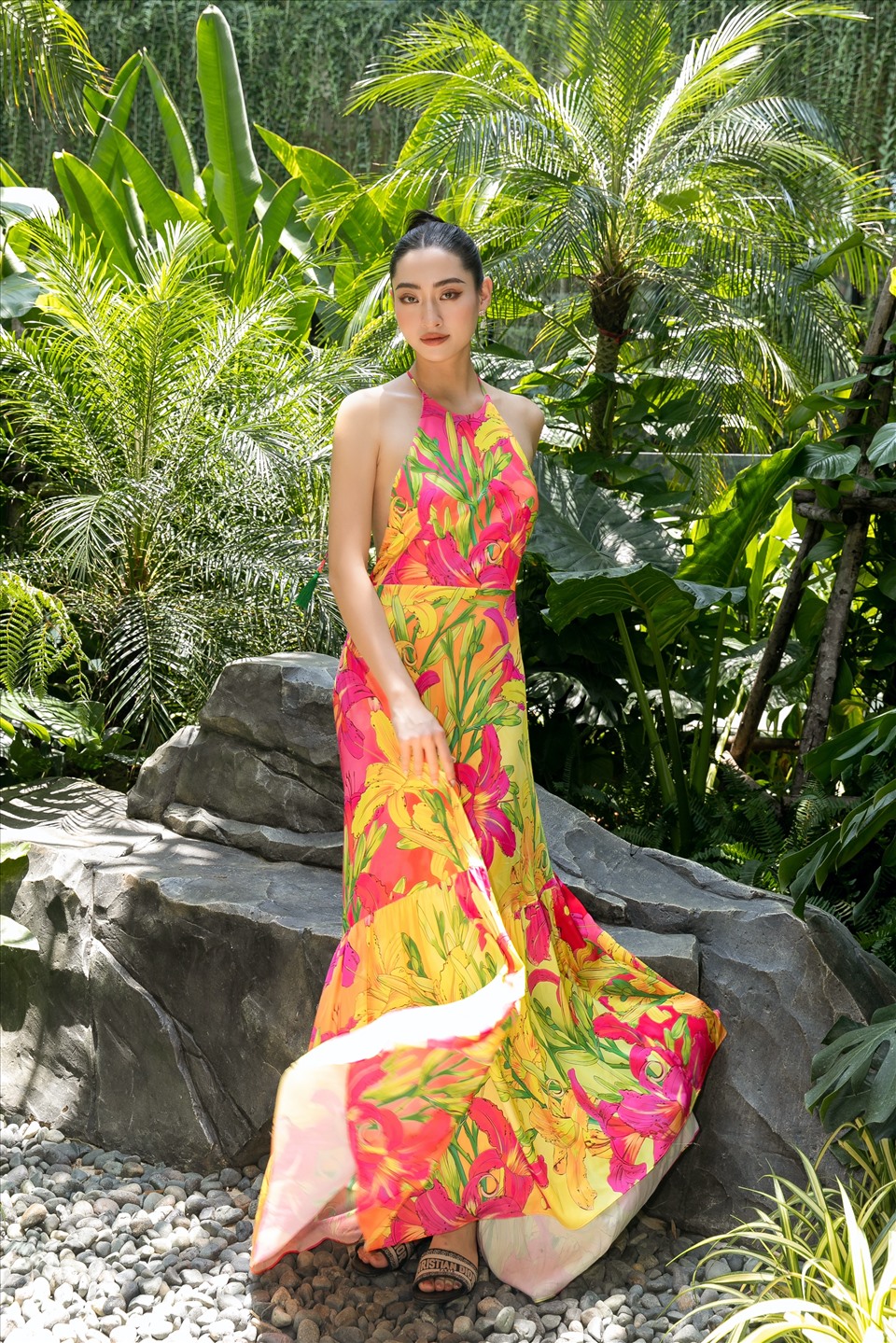 Trải qua gần 3 năm nhiệm kỳ, Hoa hậu Lương Thuỳ Linh đã gặt hái nhiều thành công sau khi mang về thành tích Top 12 tại cuộc thi Miss World 2019. Cô nàng luôn được ưu ái “chọn mặt gửi vàng” bởi các nhà thiết kế hàng đầu trong nước cũng như các thương hiệu thời trang quốc tế.