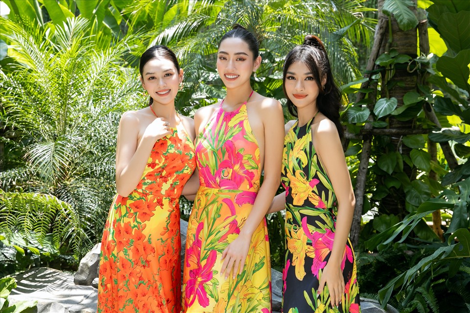 Cả ba nàng hậu sinh năm 2000 đều chọn cho mình những bộ váy bay bổng khoe lưng trần trong chuyến du ngoạn cùng nhau đến thành phố biển lần này.
