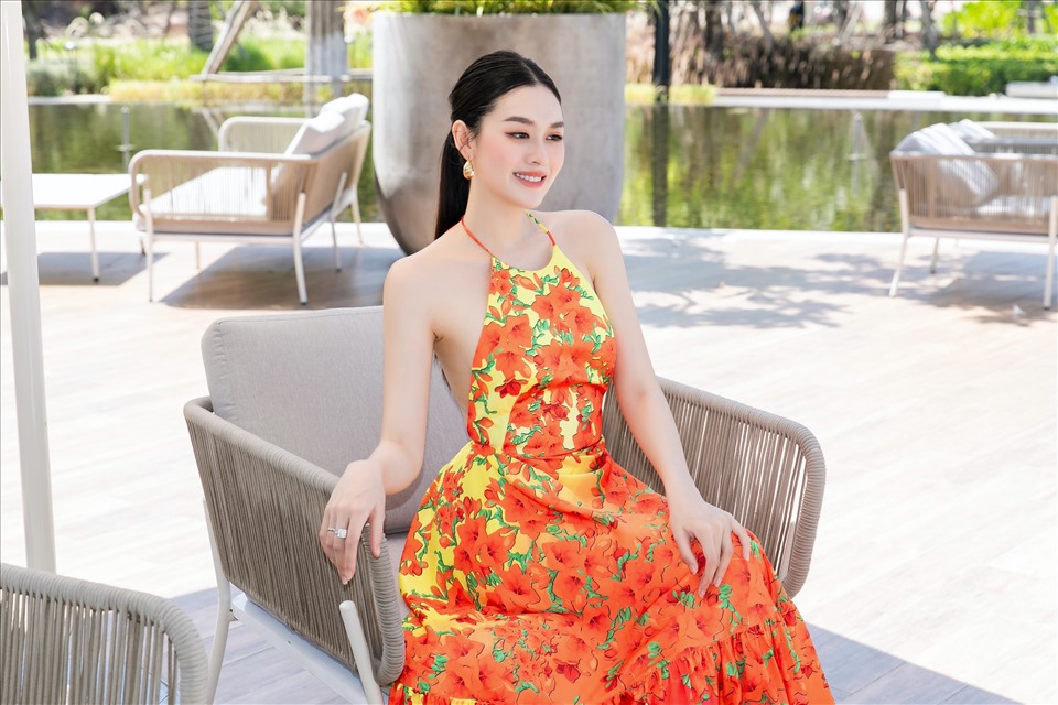 Khác biệt với 2 người bạn của mình, Tường San chọn yên bề gia thất khi lên xe hoa vào thời điểm cuối năm 2020. Trước đó, cô cũng thành công khi lọt vào top 8 Miss International- Hoa hậu Quốc tế 2019.