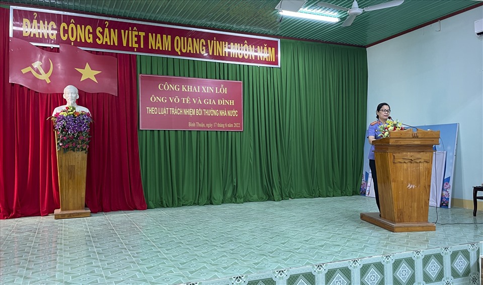 Bà Nguyễn Thị Hương Lan-Phó viện trưởng VKSND tỉnh Bình Thuận phát biểu xin lỗi gia đình ông Võ Tê. Ảnh: DT