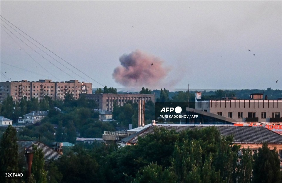 Khói bốc lên sau giao tranh ở Donetsk, Ukraina, ngày 13.6.2022. Ảnh: AFP