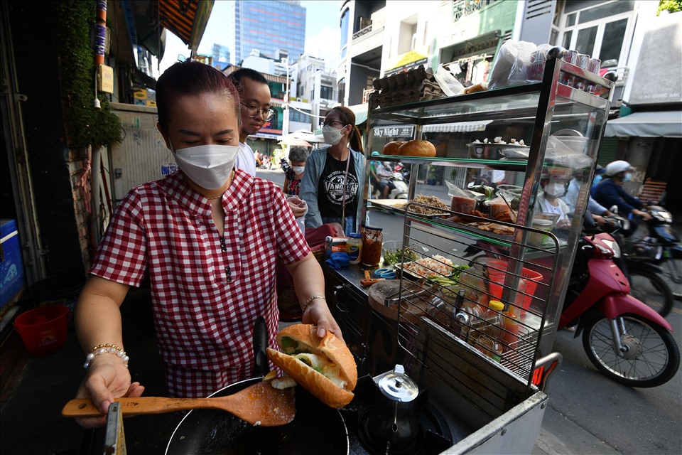 Chị Nguyễn Hồng bán bánh mì có tiếng trên phố Đỗ Quang Đẩu. Ổ bánh mì bì chị bán có 15k. Xưa ở đây là tiệm bánh Ba Quyền nổi tiếng của bà ngoại chị trước đây.