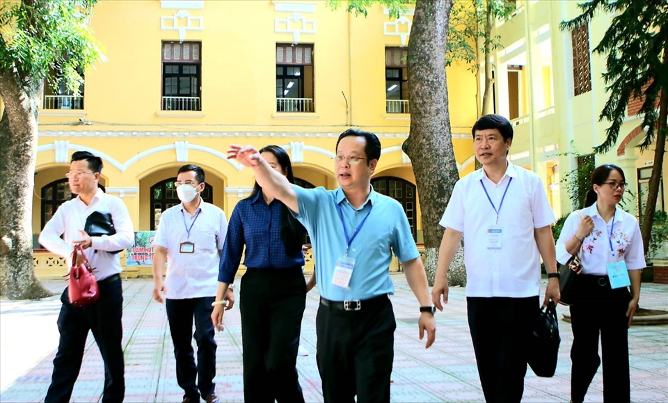 Đoàn thanh tra của Sở Giáo dục và Đào tạo Hà Nội tới kiểm tra công tác chuẩn bị cho kỳ thi lớp 10 tại điểm trường Phan Đình Phùng (Hà Nội)
