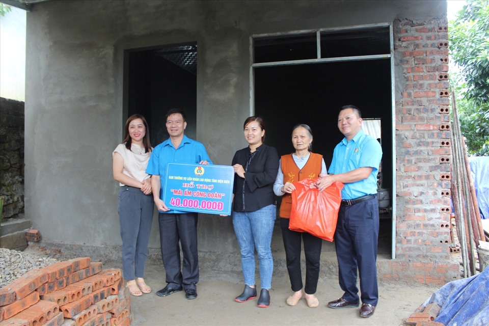 Trao hỗ trợ xây dựng nhà ở tại gia đình đoàn viên Nguyễn Thị Hiền - Công đoàn Trường Mầm non xã Xá Nhè.