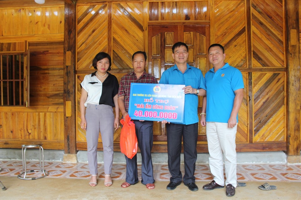 Ông Lê Thanh Hà - Chủ tịch LĐLĐ tỉnh trao hỗ trợ xây dựng nhà ở cho gia đình đoàn viên Giàng A Pếnh - đoàn viên công đoàn Trung tâm dịch vụ nông nghiệp.