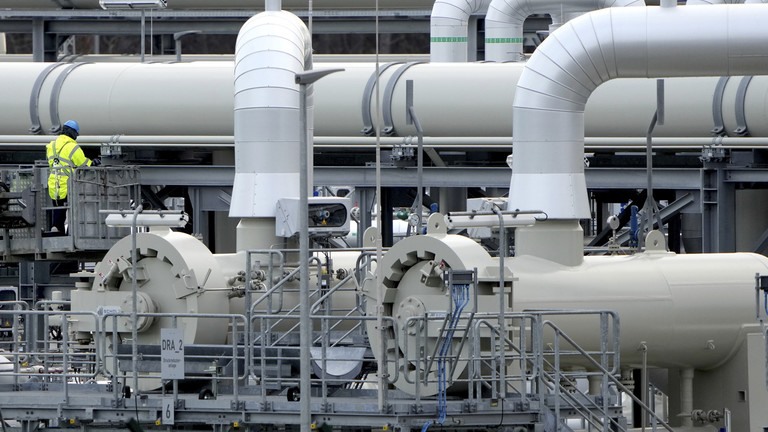 Giá khí đốt ở EU tăng đột biến khi Nga giảm mạnh lượng khí đốt qua đường ống Nord Stream 1 vì các lệnh trừng phạt. Ảnh: AFP