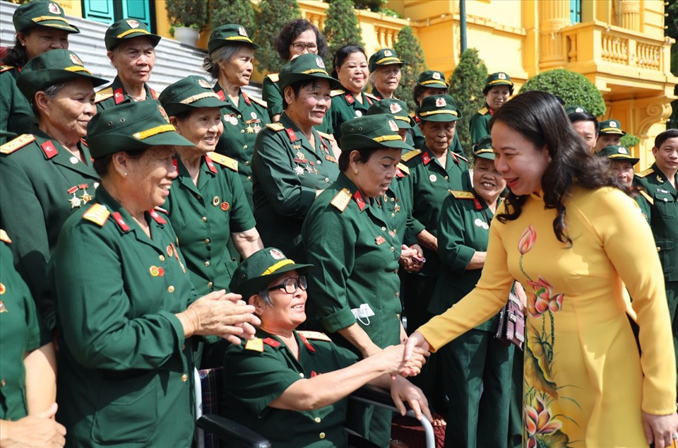 Phó Chủ tịch nước trò chuyện với các đại biểu nữ Đại đội lái xe Trường Sơn. Ảnh: VPCTN