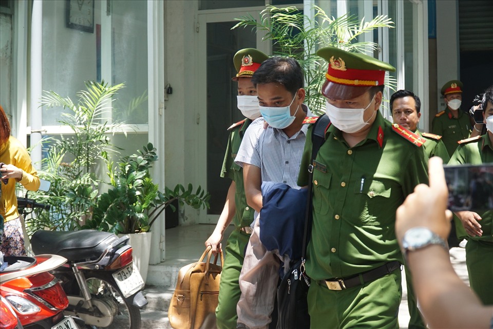 Công an bắt bị can Trần Quốc Huy (41 tuổi) - Trưởng phòng tổ chức, hành chính CDC tỉnh Khánh Hòa.