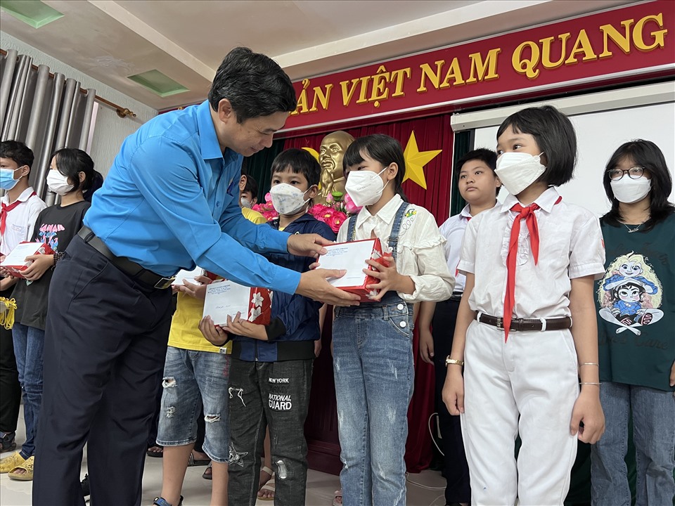 Chủ tịch LĐLĐ Bình Định Nguyễn Mạnh Hùng tặng quà cho con đoàn viên, người lao động vượt khó học giỏi