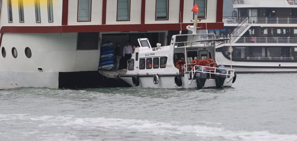 Tàu cao tốc đón du khách từ Tuần Châu đưa thẳng lên tàu du lịch đang neo đậu ở vùng giáp ranh giữa vịnh Hạ Long và Cát Bà, thay vì phải vào bến Gia Luận, Cát Bà. Ảnh do Ban quản lý vịnh Hạ Long chụp năm 2019
