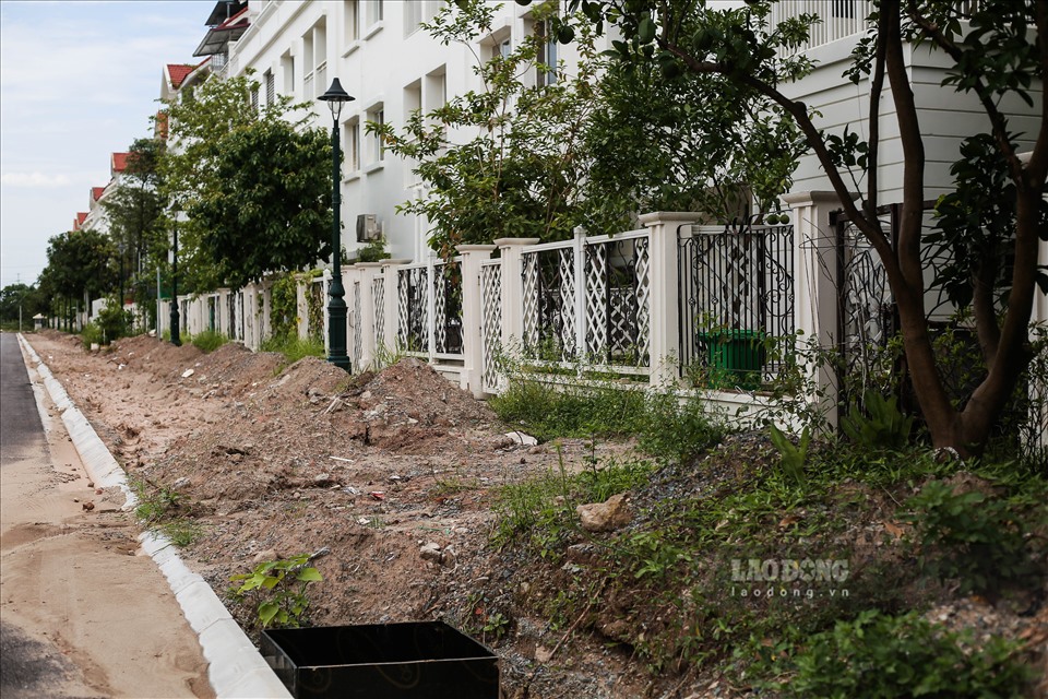 Do ảnh hưởng của việc sáp nhập địa giới hành chính giữa Hà Tây với Hà Nội, đặc biệt là tác động của việc quy hoạch lại phân khu S3 của Hà Nội, dự án bị dừng triển khai thực hiện suốt từ năm 2012 đến tháng 11.2016 để thực hiện xin phê duyệt điều chỉnh quy hoạch 1/500 cho phù hợp với quy hoạch phân khu S3 của Hà Nội bao trùm lên dự án.