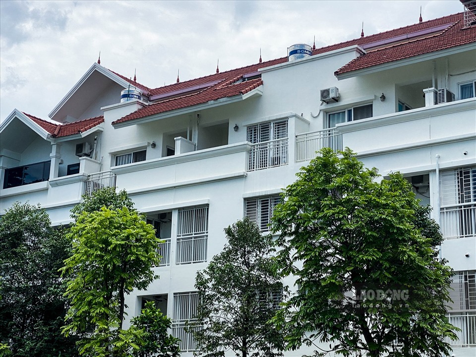 Theo lý giải về việc dự án chậm tiến độ được Vinaconex đưa ra thời điểm năm 2018, Vinaconex cho hay do nguồn vốn góp của chủ sở hữu là 680 tỉ đồng nên chủ đầu tư phải huy động nguồn vốn vay là 150 triệu USD (tương đương gần 3.500 tỉ đồng) từ các tổ chức tín dụng nước ngoài để đáp ứng tiến độ hoàn thành nghĩa vụ nộp tiền sử dụng đất với Nhà nước ngay sau khi nhận bàn giao đất, cũng như tiền đền bù giải phóng mặt bằng, san nền và hoàn thành các hạng mục chung của dự án.