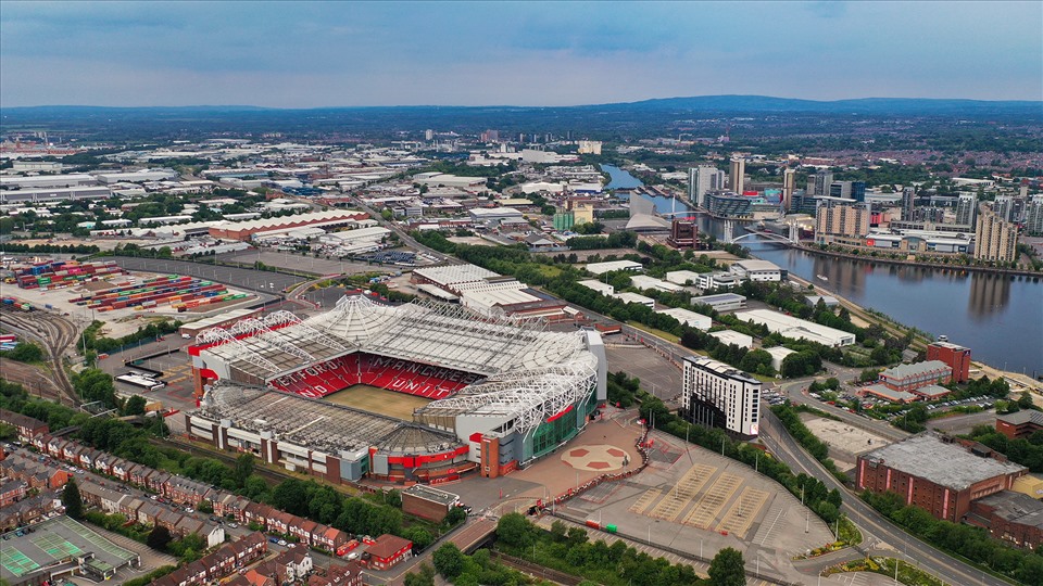Sân vận động Old Trafford của CLB Manchester United nhìn từ trên cao qua ống kính phóng viên LĐ một ngày đầu tháng 6, cách 0,5 km (800 m) từ Old Trafford Cricket Ground, liền kề trạm xe điện Old Trafford Metrolink.